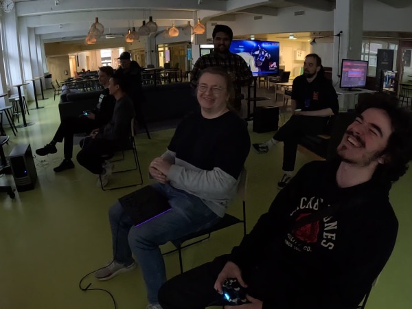 Opiskelijat pitävät hauskaa Street Fighter 3rd Strike Lahti Fisticuffs Turnauksessa LAB-Ammattikorkeakoululla. Lahti FGC järjestämä
