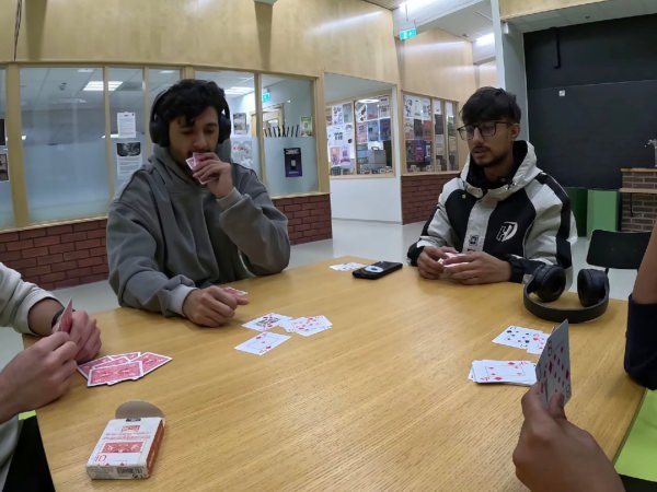 Opiskelijat pelaavat korttipeliä nimeltä 25 LAB-ammattikorkeakoulun Lahden kampuksella Kaptam Gamers lautapelikerhossa