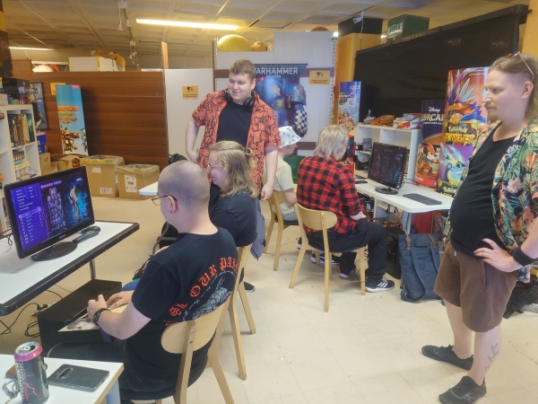Puolenkuun Pelit tiloissa Lahti FGC Lahti Fisticuffs SF6 turnaus. Kaptam Gamers järjestämä