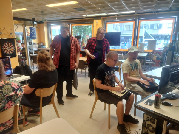 Puolenkuun Pelit tiloissa Lahti FGC Lahti Fisticuffs SF6 turnauksen keskikohta. Kaptam Gamers järjestämä