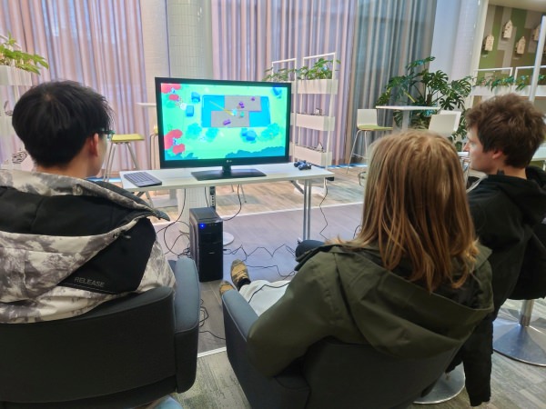 Opiskelijat pelaavat Boomerang Yu Lahden tiedepuistossa, Kaptam Gamers videopeliklubilla