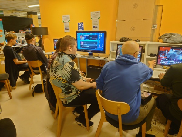 Sunnuntain sessio Lahti FGC weekleissä Puolenkuun Pelit kaupan yhteisessä pelitilassa