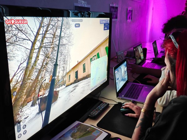 GeoGuessria pelataan Restomeet 2026 -tapahtumassa yhdellä pöytäkoneella ja kolmella kannettavalla