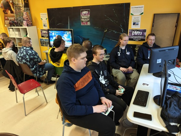 Pelaajia kilpailemassa Lahti FGC:n taistelupeliyhteisön viikkotapahtumassa