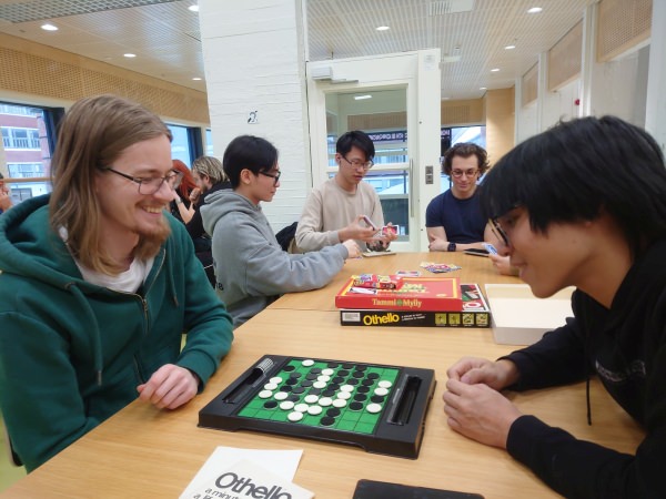 Students playing Uno and Othello in the LAB University of Applied Sciences Lahti campus, at Kaptam Gamers Lahti Game Night Board Games