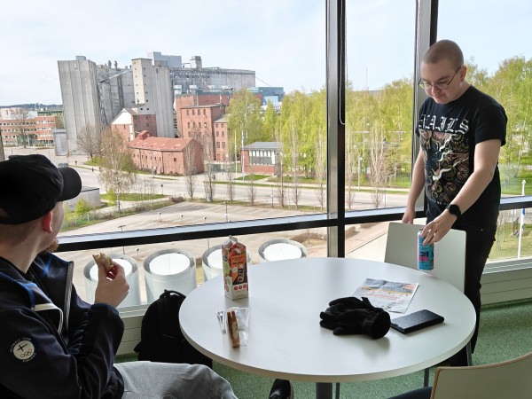 Funz ja Juuso ruokatauolla Lahti LAN Party 2026 -tapahtumassa Tiedepuiston 5. kerroksen ikkunan äärellä