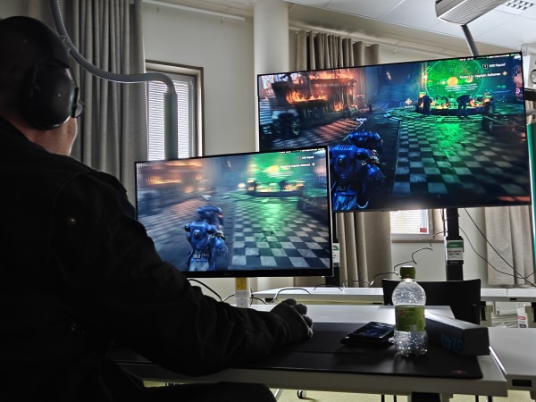 Vesa pelaamassa Space Marine 2:ta omalla ja isolla screenillä Lahti LAN Party 2026 -tapahtumassa Pöllö-auditoriossa