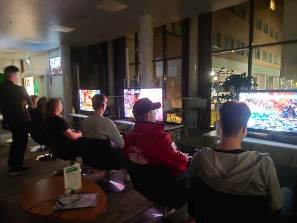 Night gaming session at Vampire Savior Lahti Fisticuffs after-tournament gathering at Lahti Science Park. Organized by Lahti FGC