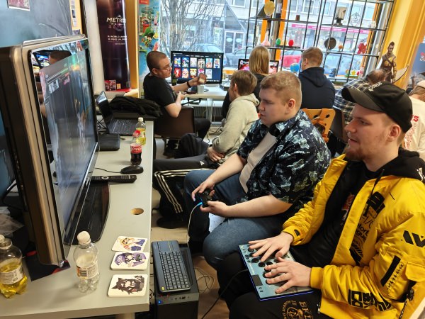 Lahti FGC weekly gathering at Puolenkuun Pelit — Juuso.exe shows a Magic: The Gathering card to Mangustus while YaBoiSpades and Funz play against each other, and Angery nearby. Organized by Lahti FGC