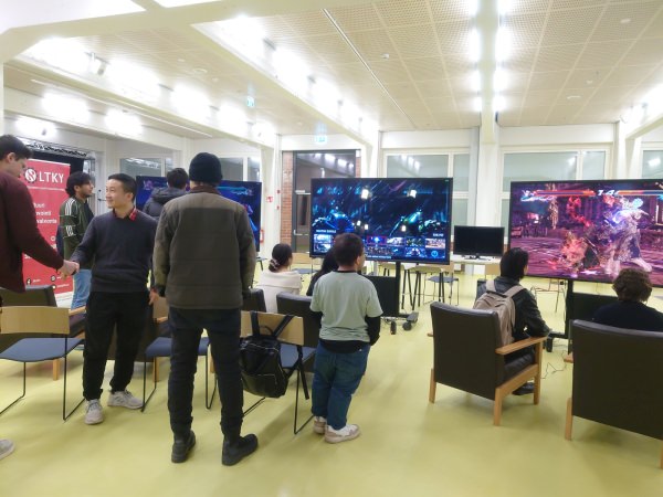 Jälki pelaamista Super Street Fighter 2 Turbo LahtiFGC:n Lahti Fisticuffs Turnauksessa LAB-Ammattikorkeakoululla