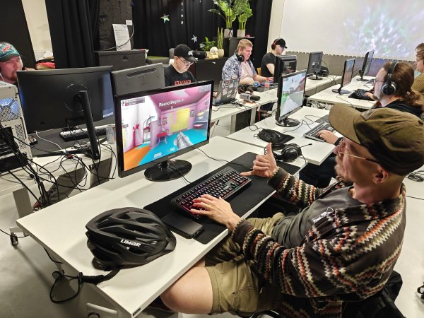 Quake Live -Clan Arena -ottelu Simpsons-pelimaailmassa Boomer Shooter Night -tapahtumassa Saimaankatu 6:lla